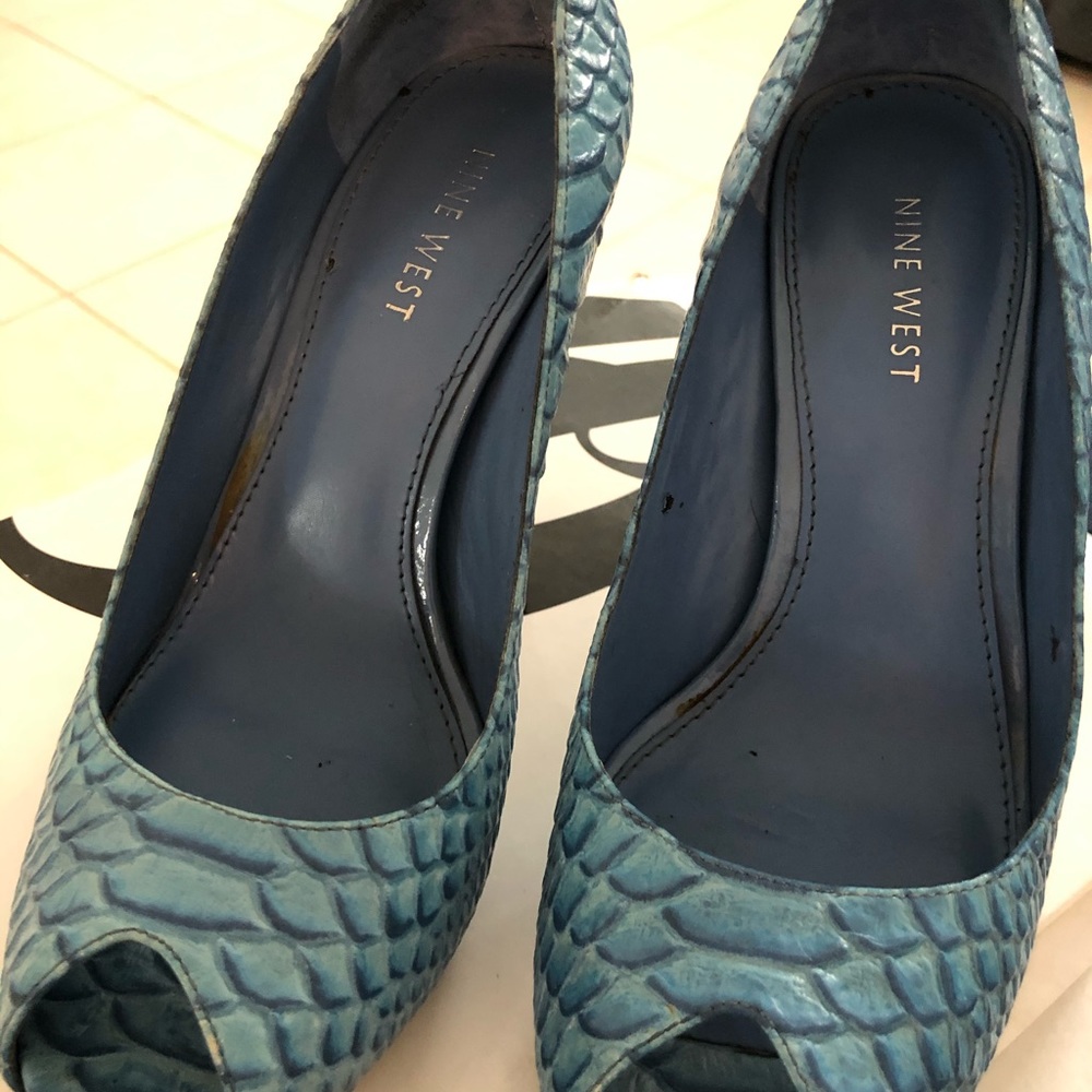 Blue Reptile Print NINE WEST peep toe pumps Sz 5.5